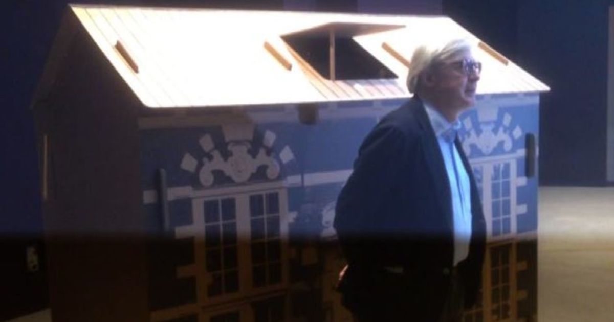 Sgarbi dona casette di cartone d’artista ai clochard di Milano