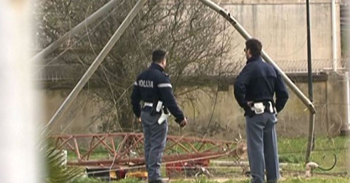 Crolla traliccio comunicazioni a Mazara: morti due operai