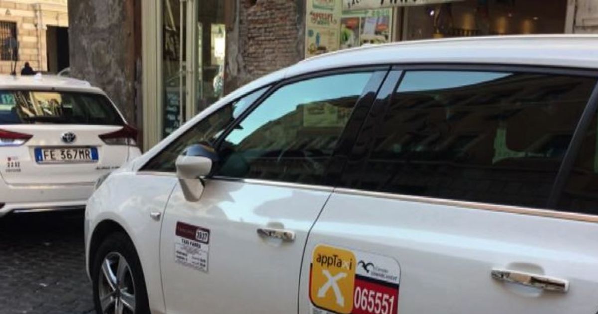 Le immagini dei tassisti a Roma: “Governo abusivo decide per noi”