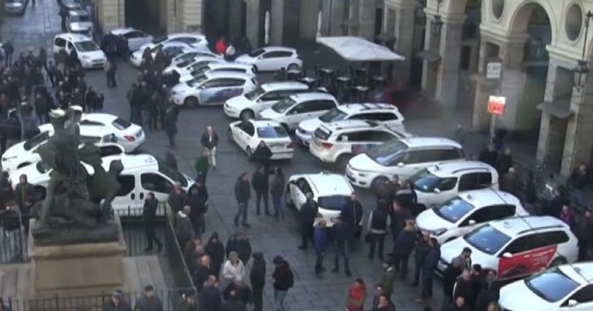 La rivolta dei taxi: no al decreto Milleproroghe e a Uber