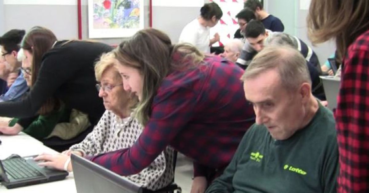 Pio Albergo Trivulzio: giovani e anziani insieme intorno al pc