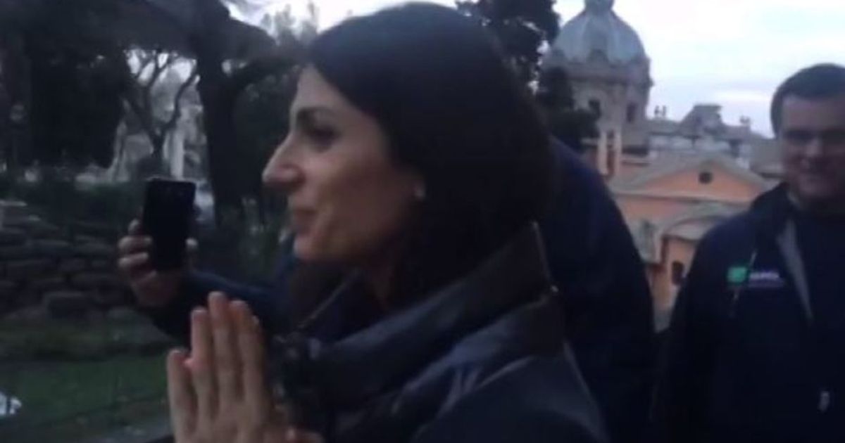 Manifestazione pro-Raggi a Roma, la sindaca: grazie, non molliamo