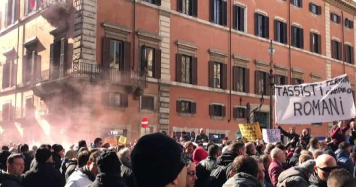 La protesta di tassisti e ambulanti a Roma, cariche e 4 arresti