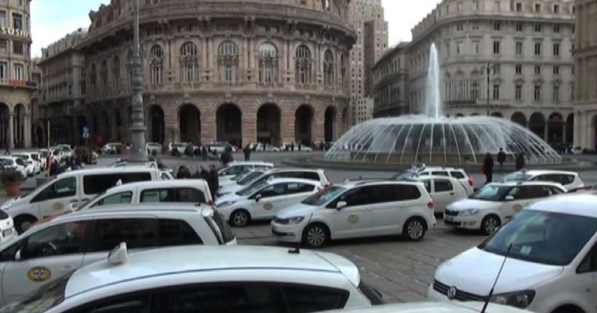 Taxi, anche a Genova scoppia la protesta: presidio in centro