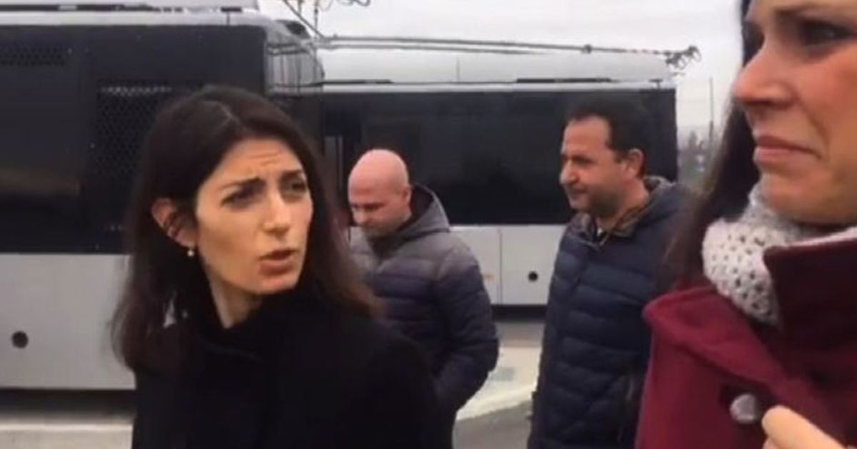 Roma, blitz Raggi a rimessa Atac: 45 filobus nuovi e abbandonati