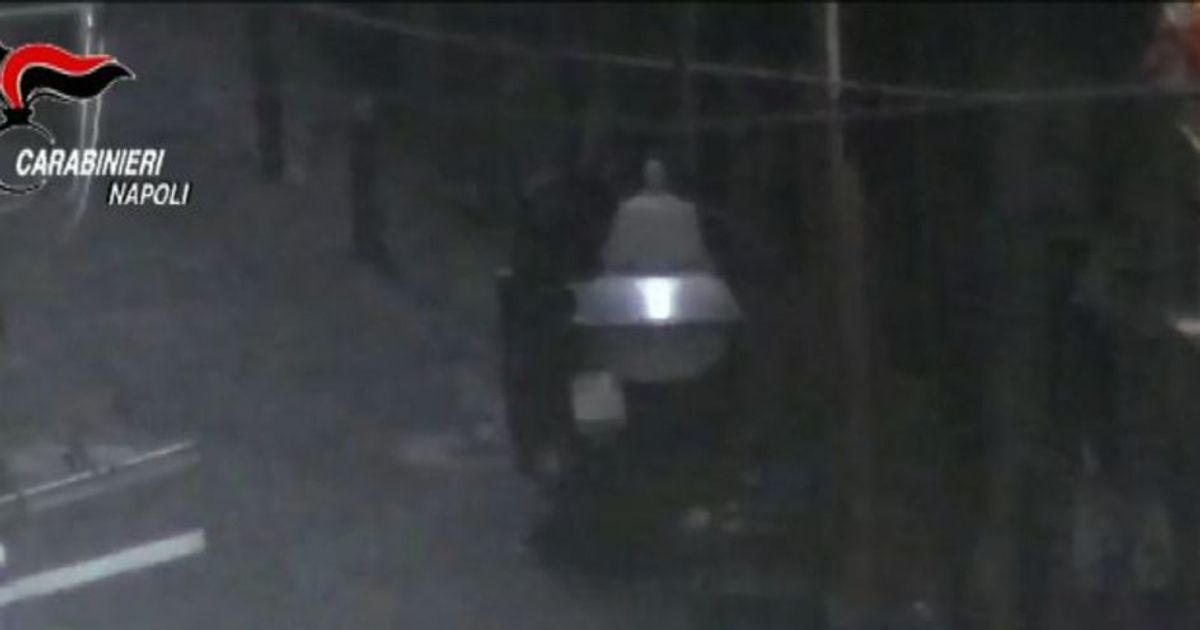 Napoli, bimba in motorino con la sorella a spacciare droga