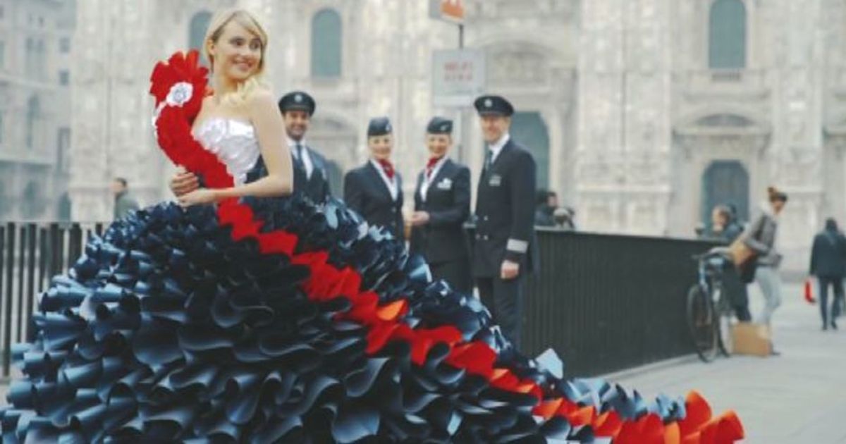 L’abito da favola è di carta e sfila davanti al Duomo di Milano