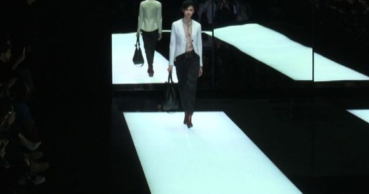 Milano moda, la “gonna-pantà” di Giorgio Armani