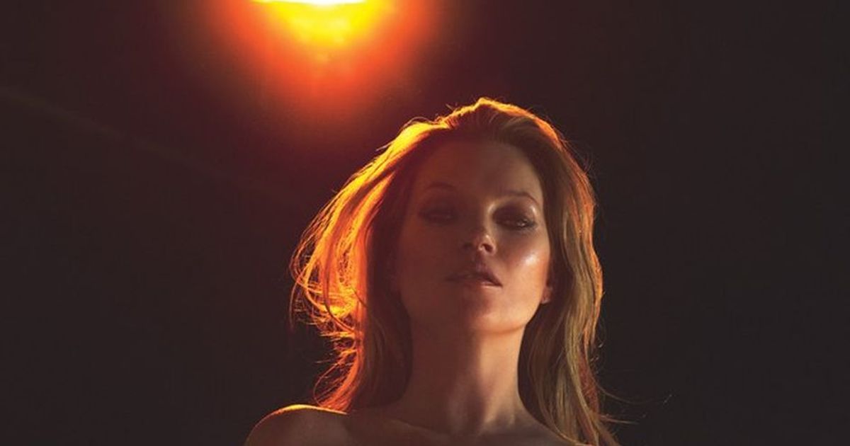 Kate Moss in topless a 43 anni: la sua è una bellezza senza tempo