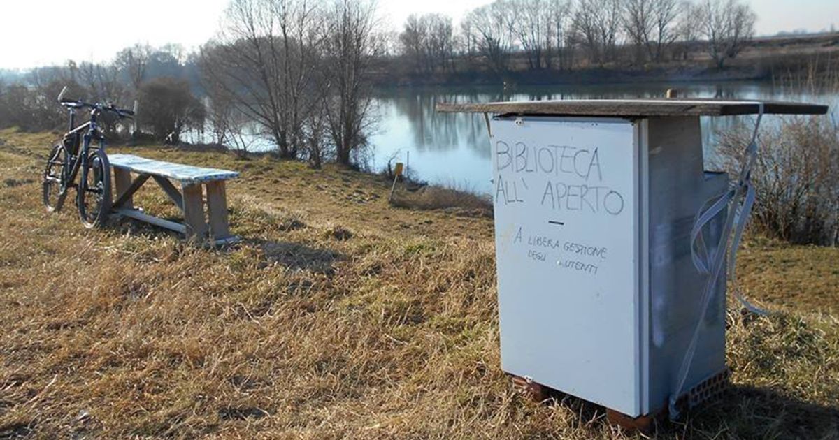 Biblioteca all’aperto in un frigorifero abbandonato