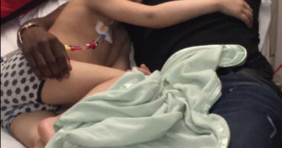 Il piccolo Bradley malato di cancro tra le braccia del suo campione