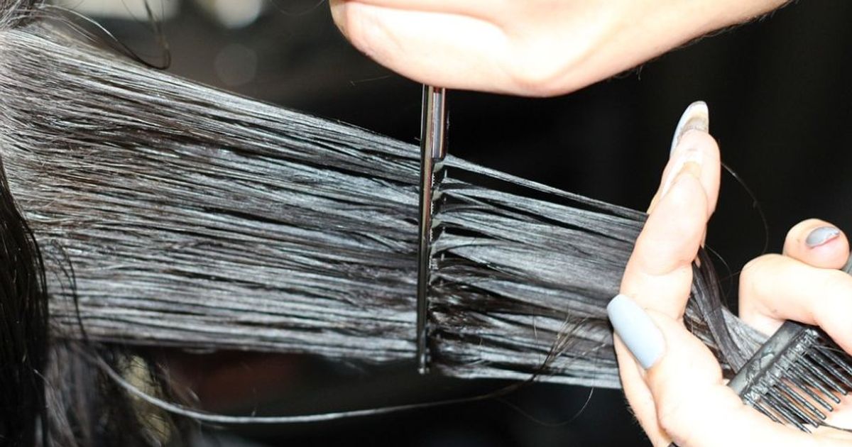 Capelli troppo corti: hostess va in depressione e chiede maxi risarcimento