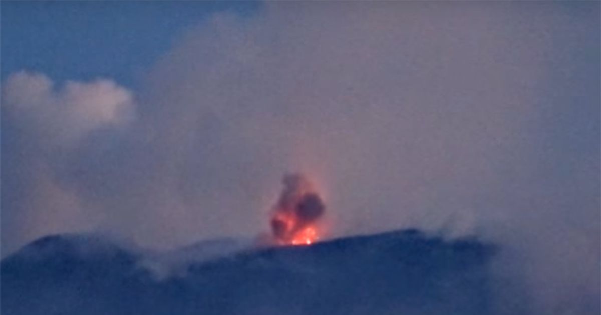 L’Etna accende il cielo della provincia catanese con una nuova eruzione
