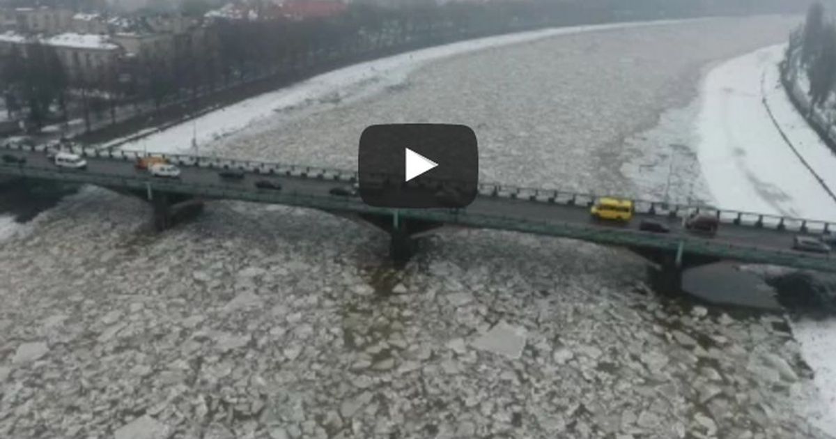 Lastre di ghiaccio scorrono sulle acque del fiume Už