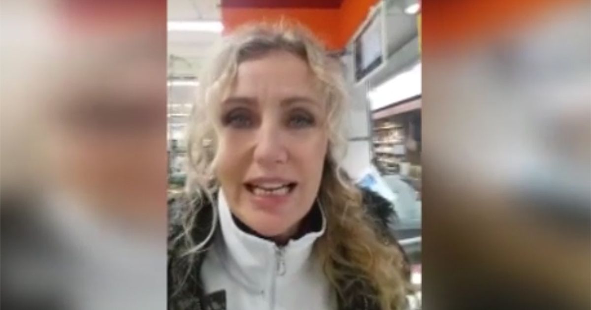 La protesta di Licia Colò: granchi vivi in scatola, li compra e li libera