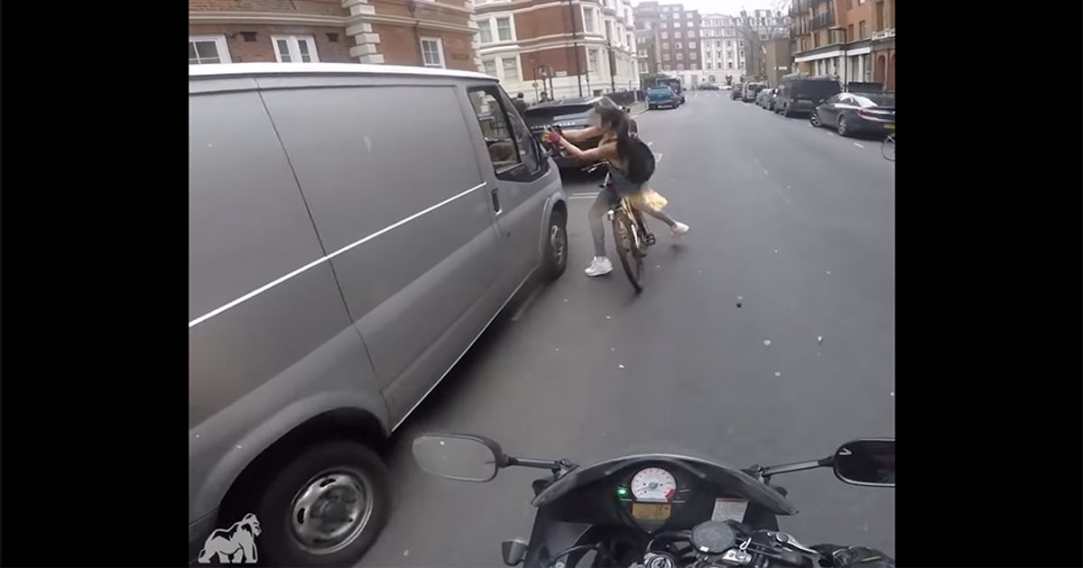 Vendetta per le strade di Londra. Le taglia la strada e lei gli smonta lo specchietto