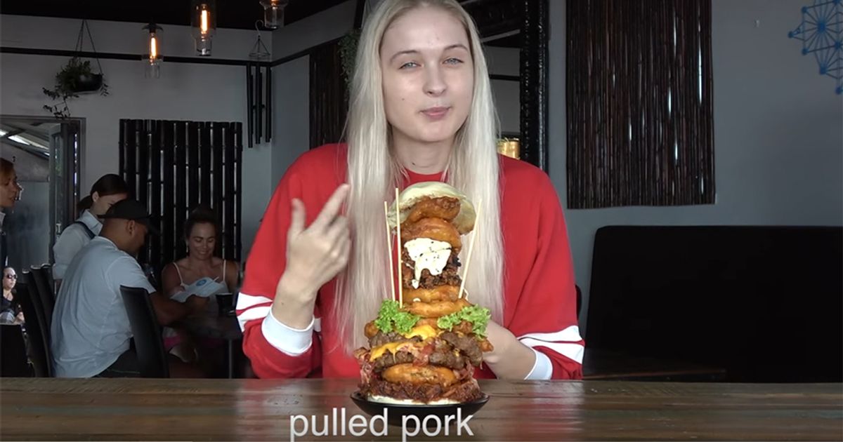 Un hamburger da 4 mila calorie divorato da una modella in 5 minuti