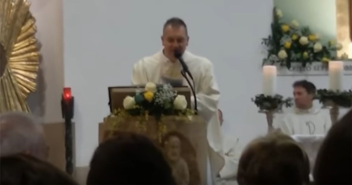 Il parroco canta “Io vagabondo” dei nomadi durante l’omelia