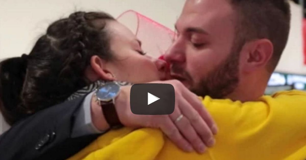 Ritorna dall’Ecuador ad attenderla in aeroporto una proposta di matrimonio