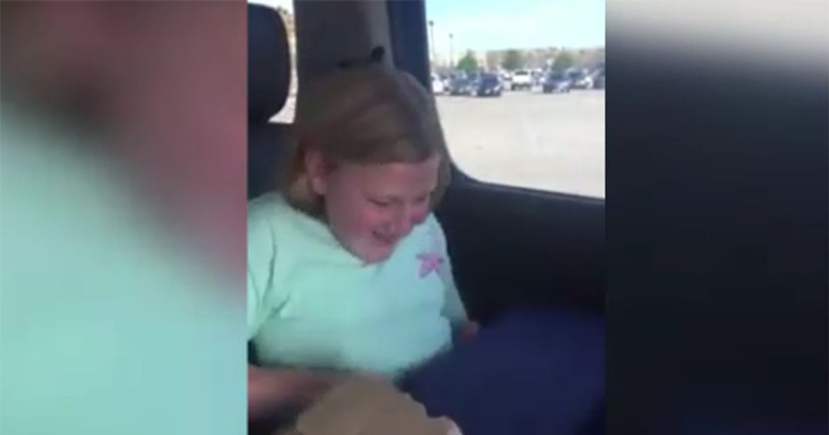 Bimba riceve una Beretta e scoppia in lacrime per la felicità