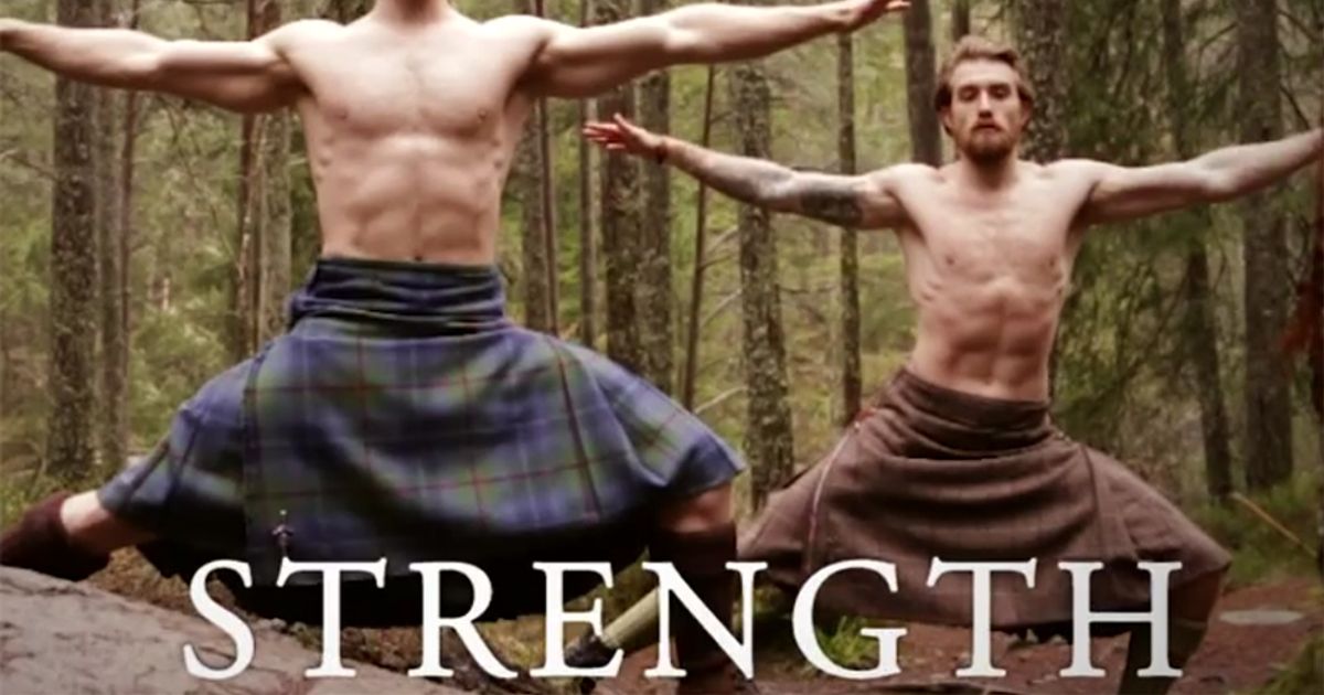 Il video di due uomini in kilt che fanno yoga spopola sul web