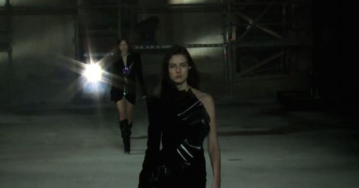 A Parigi sfila la nuova donna dark e glamour di Saint Laurent