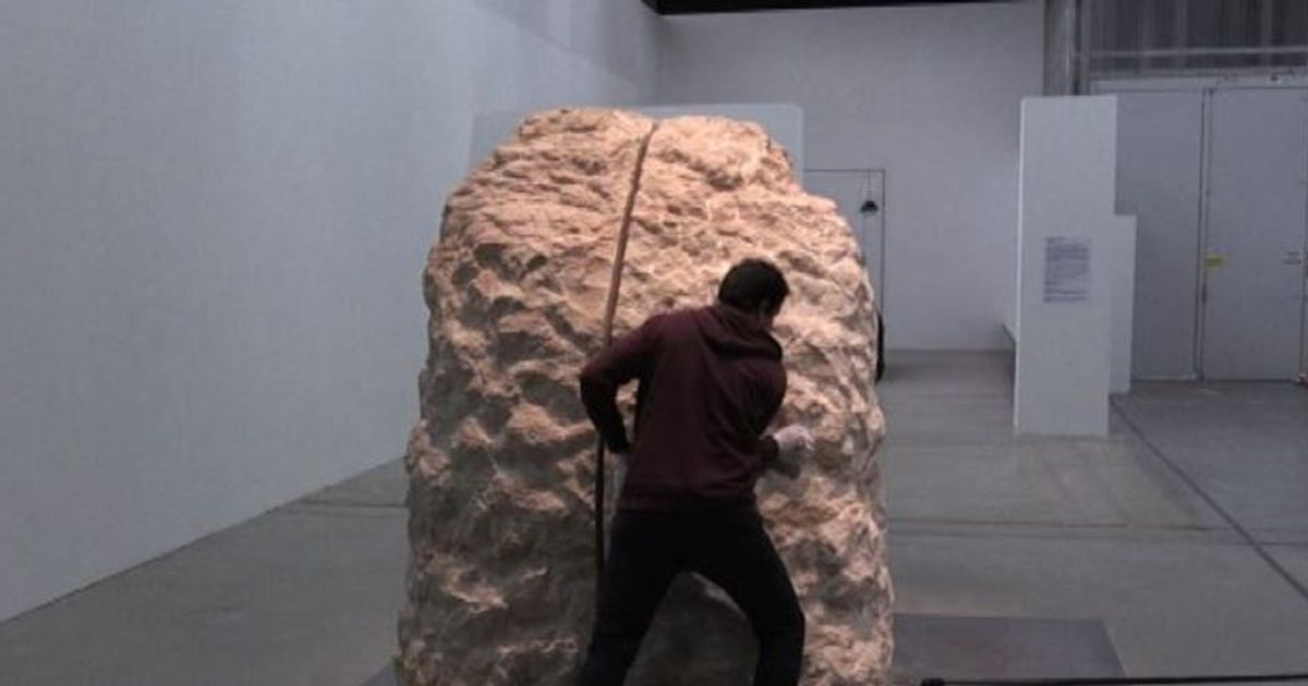 Un artista francese ha passato una settimana dentro una roccia