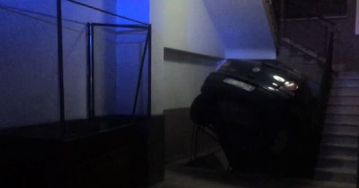 Tragedia sfiorata a Palermo, con l’auto sfonda un portone