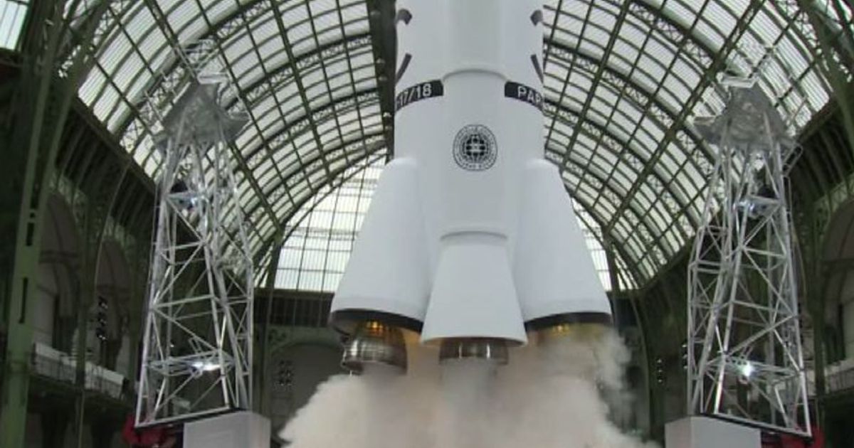Parigi, la collezione spaziale di Chanel pronta a decollare