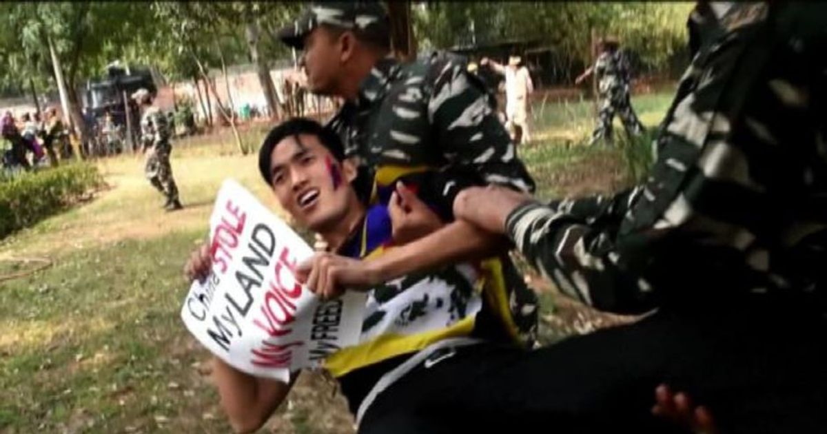 Attivisti tibetani in strada contro le leggi cinesi in Tibet