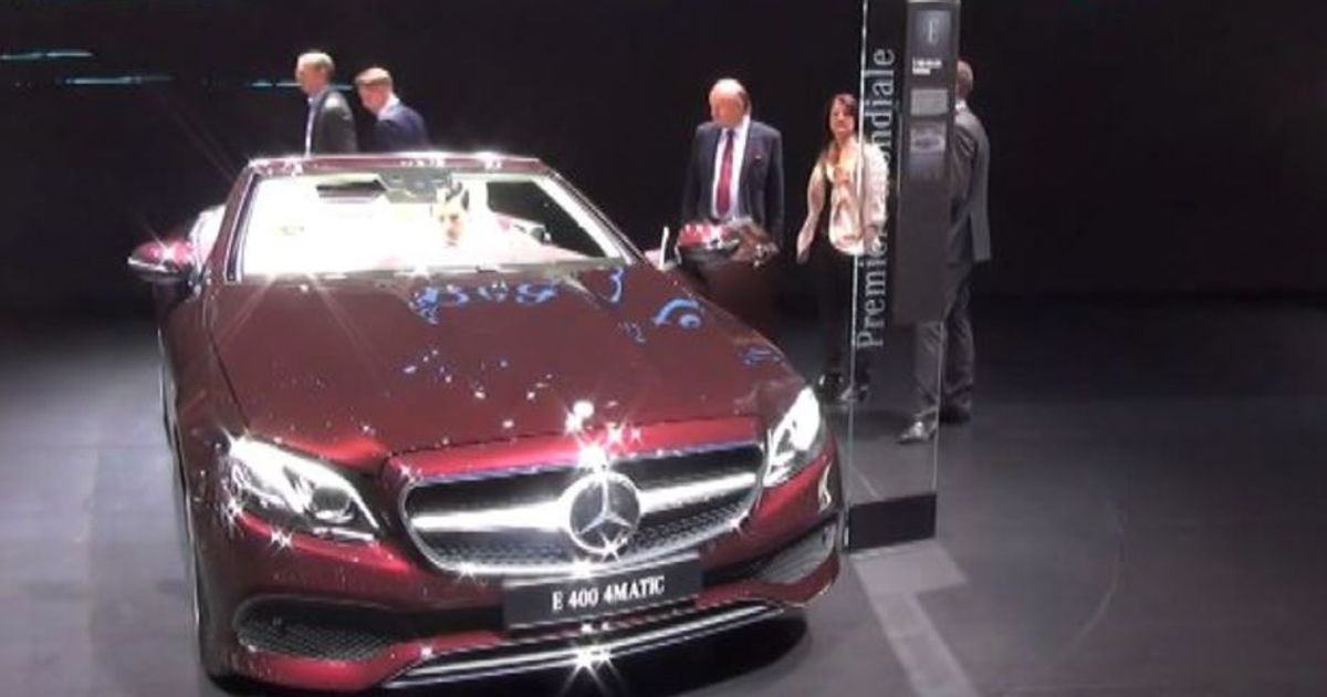 Mercedes lancia la nuova cabrio, Smart punta su auto elettriche