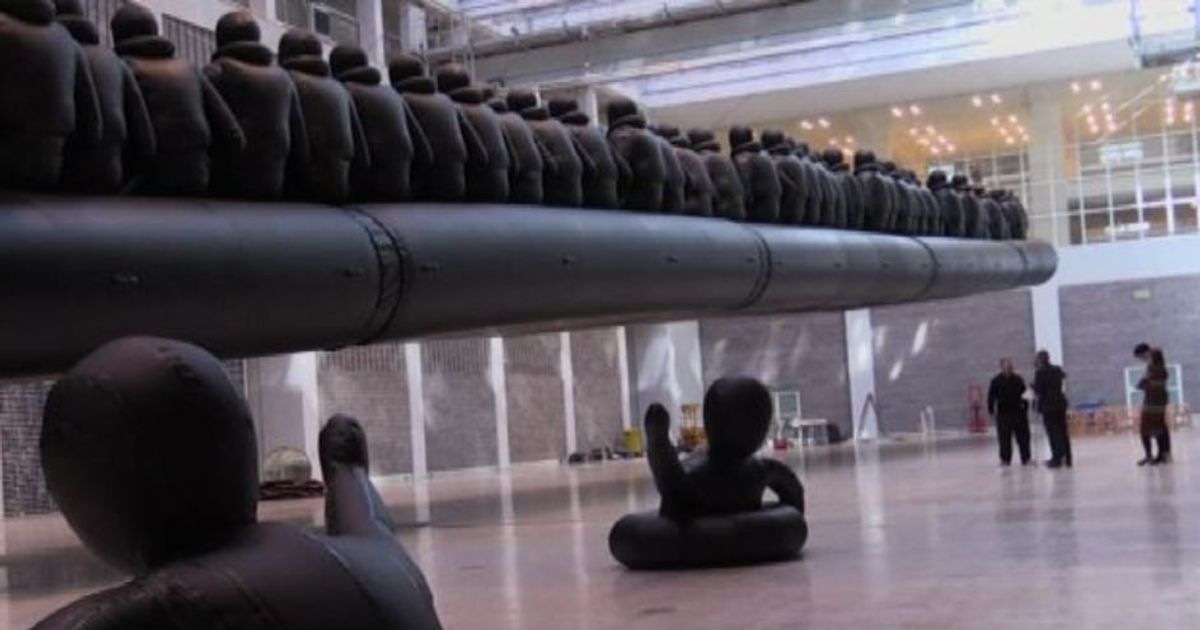 Ai Weiwei presenta a Praga la sua enorme opera Law of the Journey