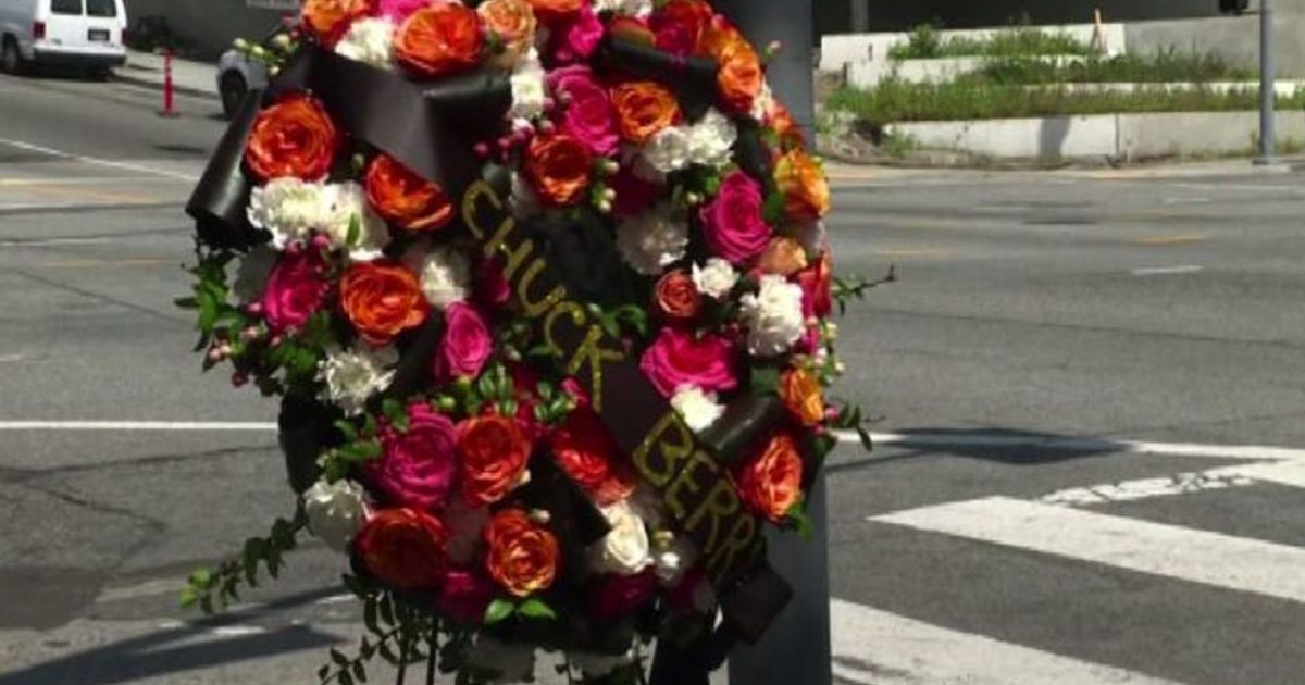 Omaggio a Chuck Berry davanti alla sua stella sulla Walk of Fame