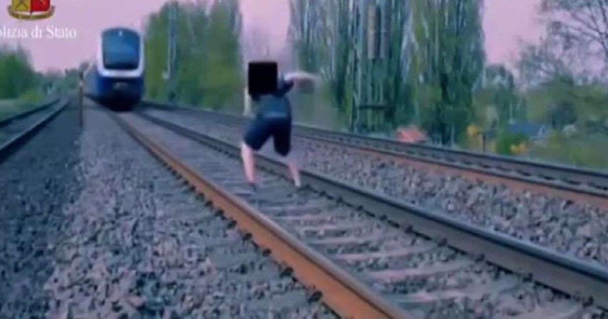 Il video choc della Polizia contro i selfie sui binari dei treni