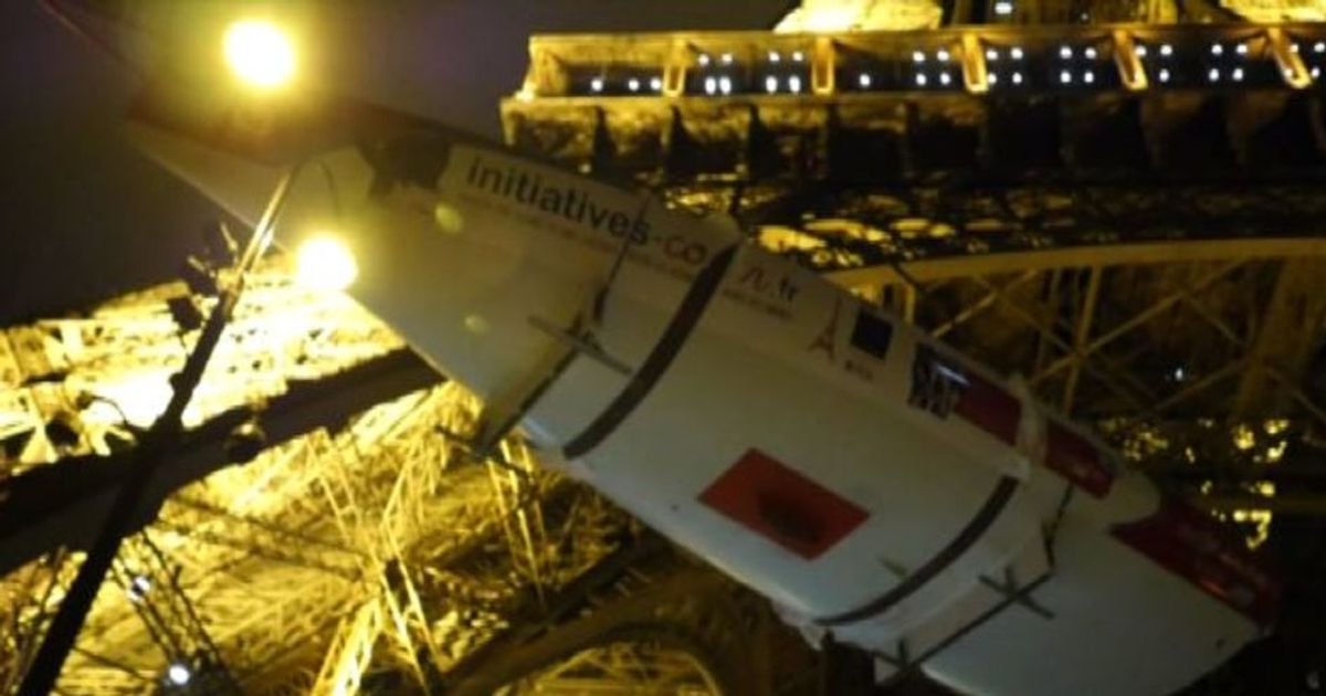 Sulla Torre Eiffel veleggia uno yacht del Vendee Globe