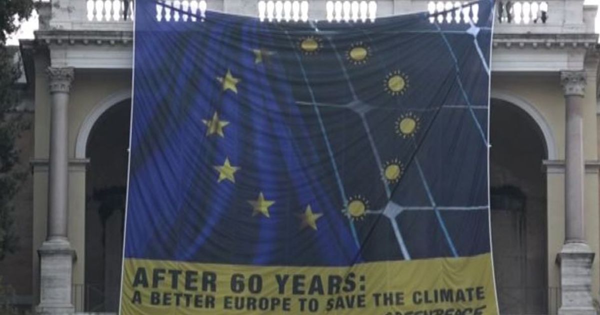 Lo striscione di Greenpeace sul Pincio: messaggio ai leader Ue