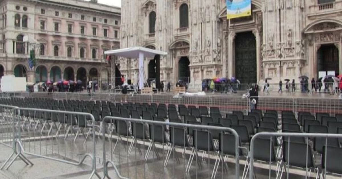 Piazza Duomo a Milano si prepara per il Papa sotto la pioggia
