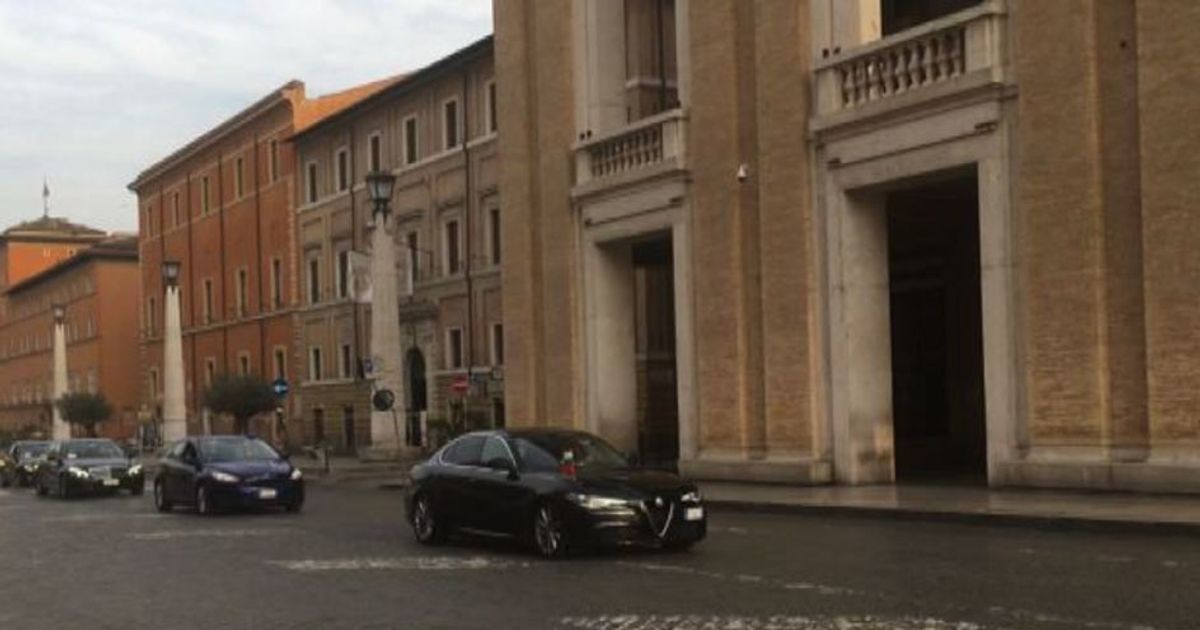 Corteo di auto blu, i 27 leader Ue in Vaticano. Assente la May