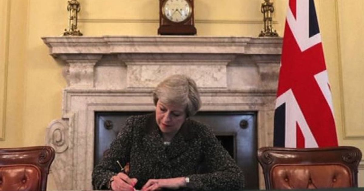 Brexit al via: May firma la lettera che notifica l’Articolo 50