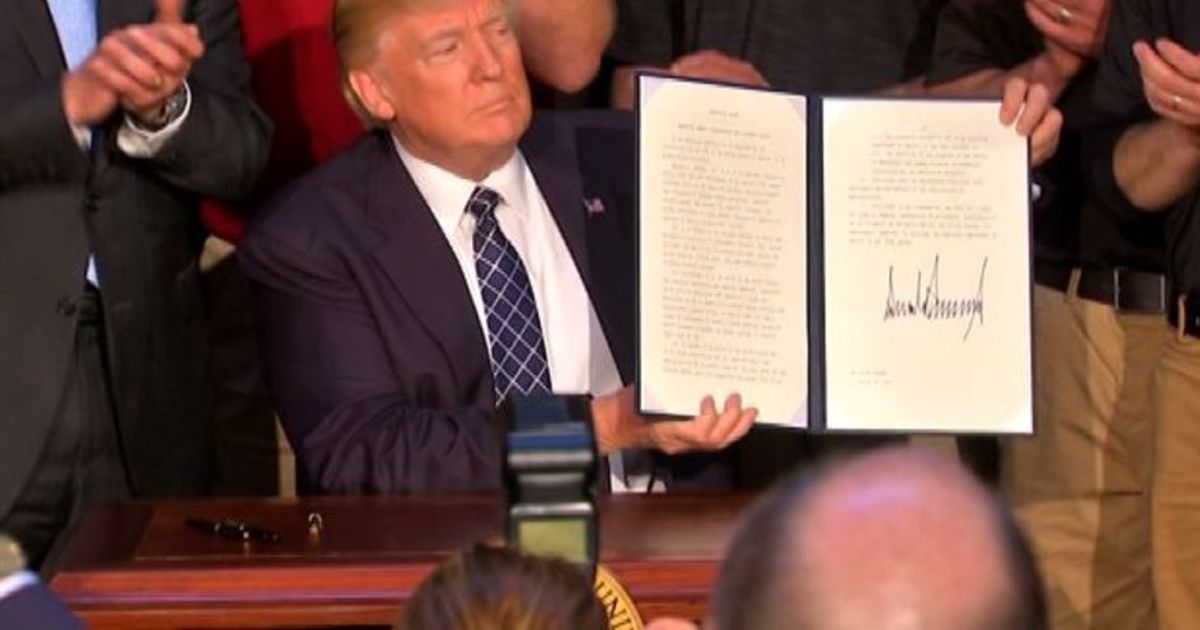 Trump firma ordine esecutivo sul clima: basta guerra al carbone
