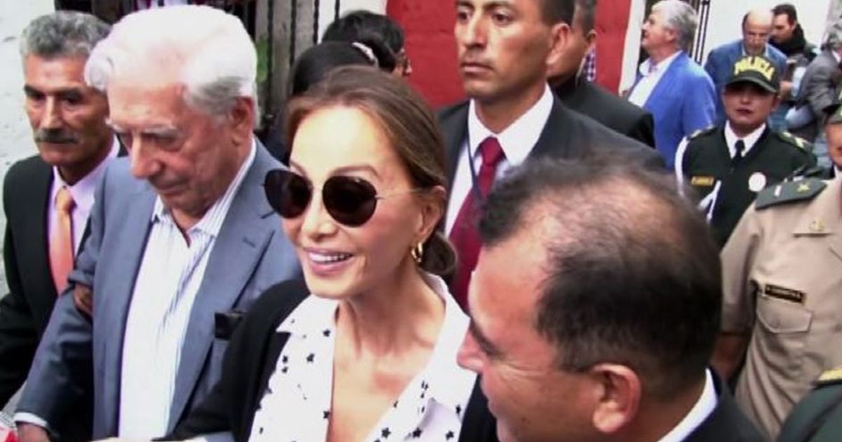 Vargas Llosa festeggia 81 anni e va in Perù con la nuova compagna