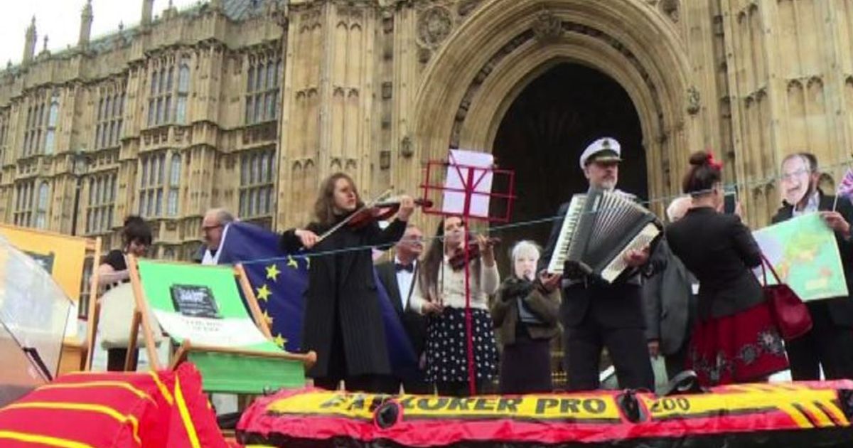 Protesta contro Brexit: suonano i violini come sul Titanic