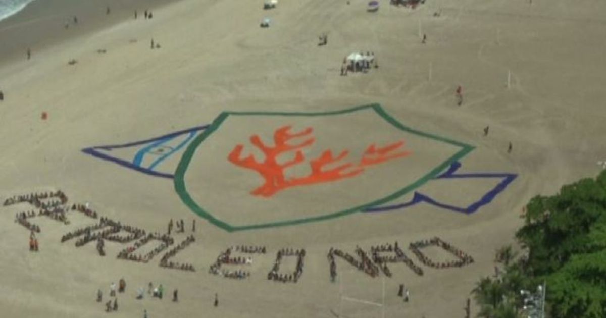 Brasile, mosaico umano gigante a difesa delle barriere coralline