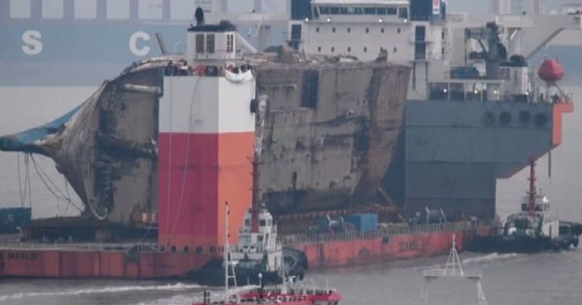 Il relitto della nave coreana Sewol arrivato nel porto di Mokpo