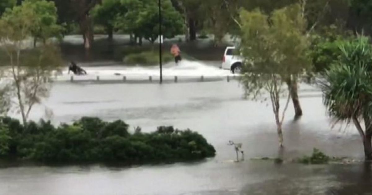 Australia, wakeboard sulle strade alluvionate diventate fiumi