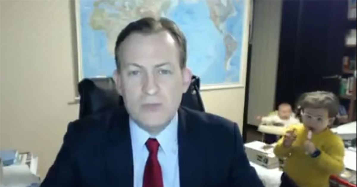 Bimba interrompe intervista del padre alla BBC e diventa un caso