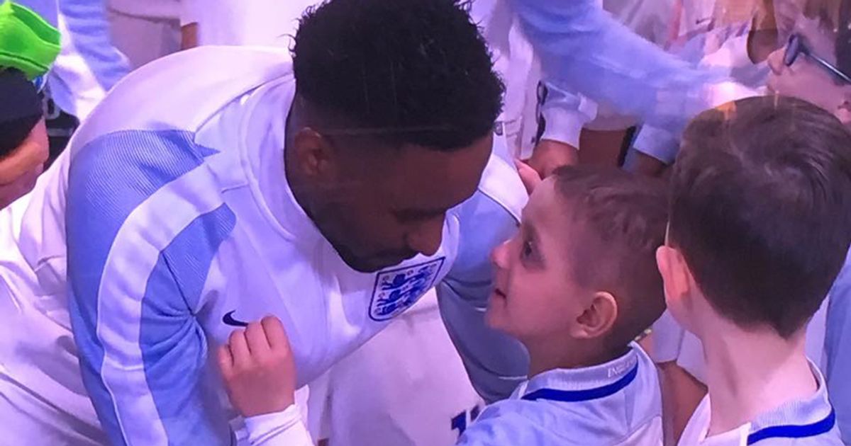 5 anni malato terminale scende in campo a Wembley e abbraccia il suo eroe
