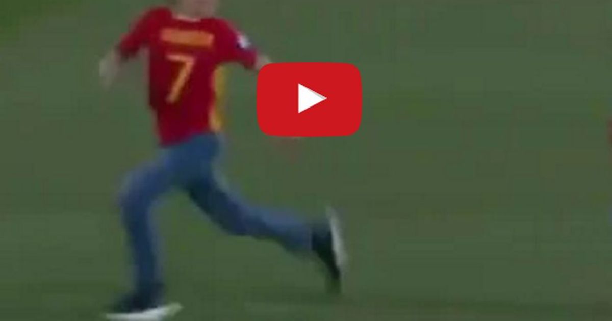 Invasione di campo: il bambino dribbla tutti e abbraccia Alvaro Morata
