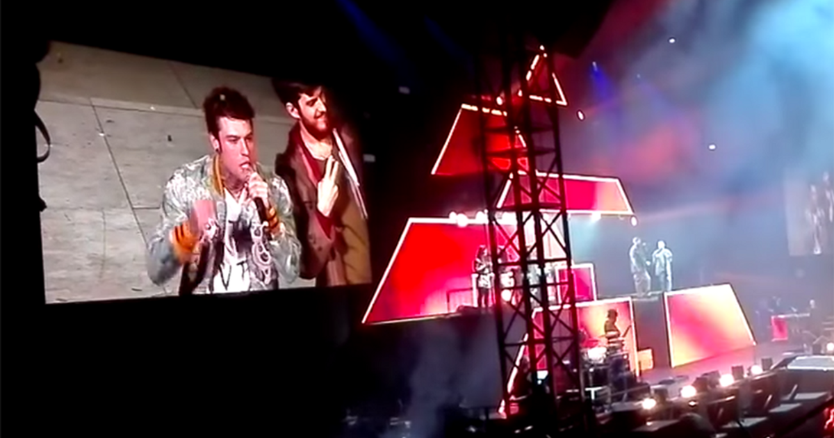 Fedez durante il concerto: ‘Sono figlio di una disoccupata e di un magazziniere’