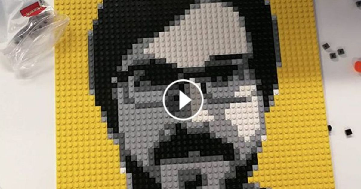 La foto è un mosaico perfetto fatto interamente di mattoncini Lego